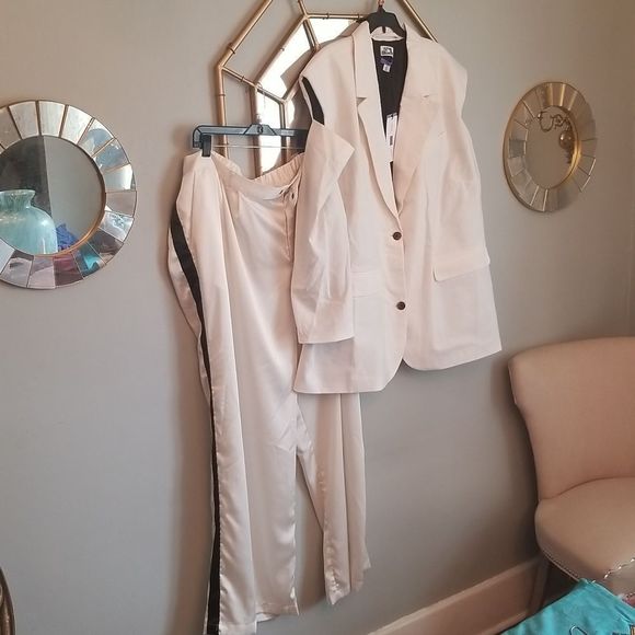 Future Collective High Rise Wide Leg Ivory Trousers W/Black Side Stripe NWT 4X - Picture 12 of 15